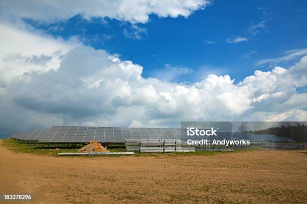 Nowa Elektrownia Słoneczna - zdjęcia stockowe i więcej obrazów Bez ludzi - Bez ludzi, Chmura, Elektrownia słoneczna