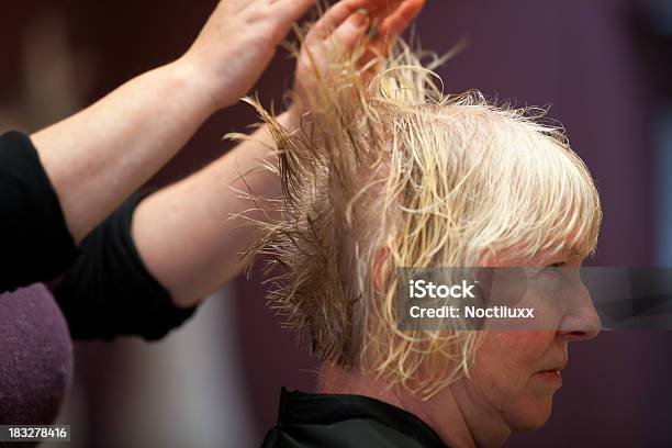 Cabello En La Peluquería Tirando Foto de stock y más banco de imágenes de Maquillaje - Maquillaje, Mujeres mayores, Peluquero