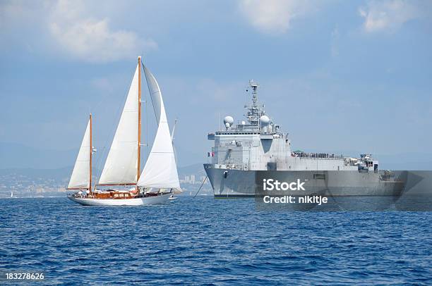 Barca A Vela E Nave Da Guerra - Fotografie stock e altre immagini di Forze armate - Forze armate, Francia, Personale militare