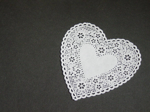 sottopiatto cuore bianco - doily heart shape animal heart valentines day foto e immagini stock