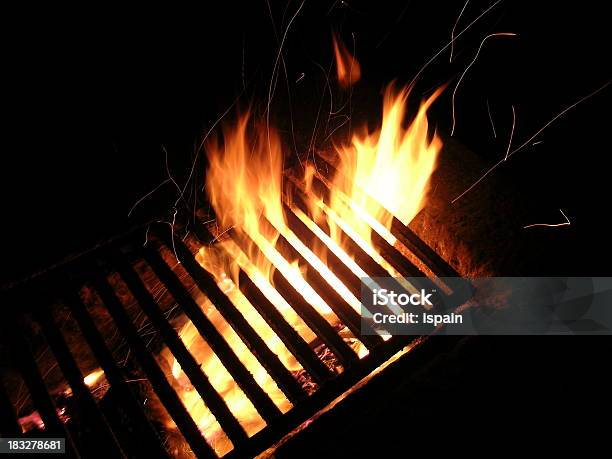 Barbecueaufnahme Stockfoto und mehr Bilder von Dunkel - Dunkel, Feuer, Feuer im Freien