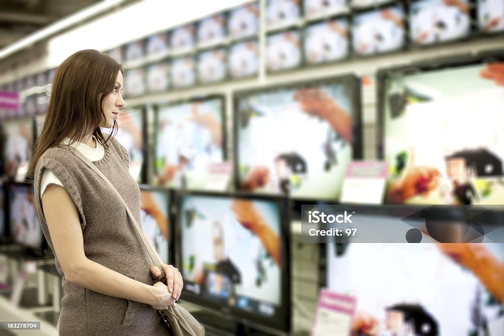 Mulher compras à TV. - Foto de stock de Televisor royalty-free