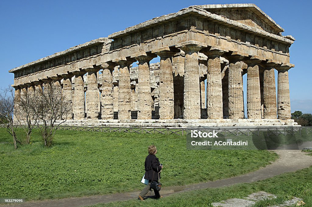 Tempio greco e persona - Foto stock royalty-free di Albero