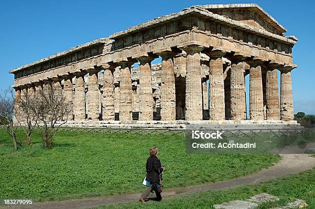 그리스 관자놀이 및 사람 건축에 대한 스톡 사진 및 기타 이미지 - 건축, 걷기, 고대 그리스 양식