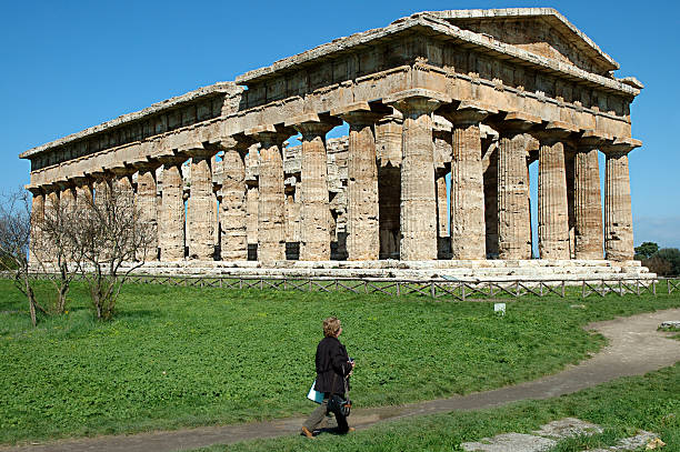 греческий храм и человека - temple of neptune стоковые фото и изображения