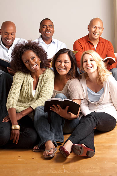 pequenos grupo - study bible group of people talking - fotografias e filmes do acervo