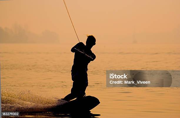 Puesta De Sol Tabla De Surf Foto de stock y más banco de imágenes de Actividades recreativas - Actividades recreativas, Adulto, Aferrarse