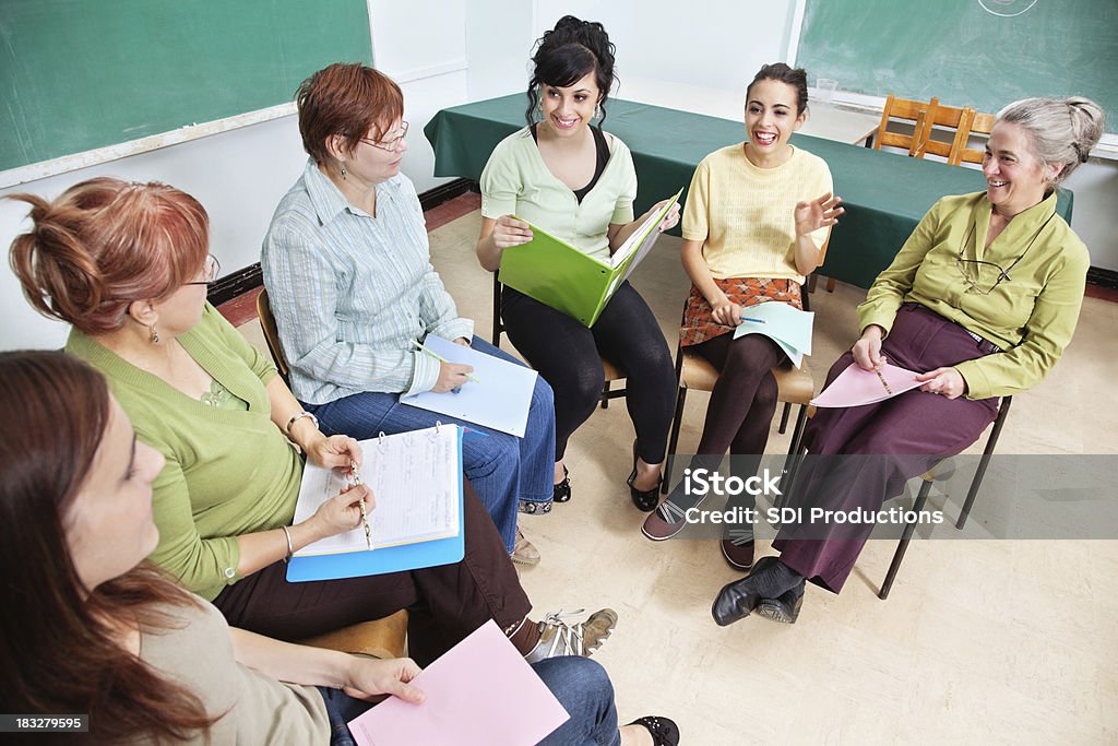Mujeres adultas sentado en sillas en montaje tipo aula - Foto de stock de A la moda libre de derechos