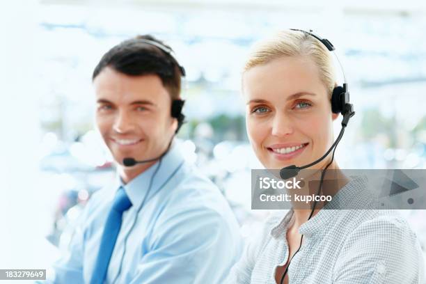 Foto de Sucesso Call Center Executivos Usando Fone De Ouvido Sorrindo e mais fotos de stock de 20 Anos