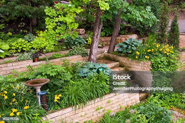 Jardín Paredes De Retención Foto de stock y más banco de imágenes de Muro de contención - Muro de contención, Tono, Baño para pájaros