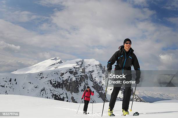 Photo libre de droit de Couple Ski De Randonnée Randonnée Dans Larrièrepays banque d'images et plus d'images libres de droit de Adulte