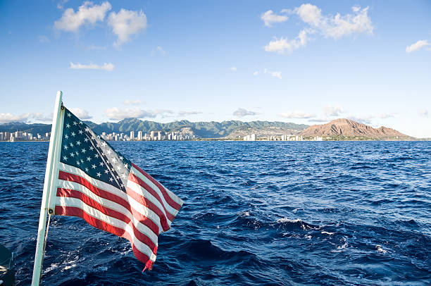 bandera estadounidense en un bote en hawai - hawaii islands oahu waikiki diamond head fotografías e imágenes de stock