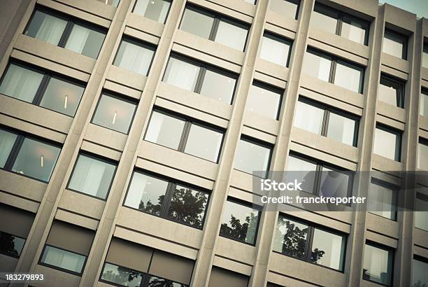 Foto de Palácio De Bruxelas Com Fachada De Edifício De Escritórios E Refletindo e mais fotos de stock de Abstrato