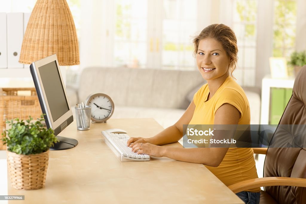 Young woman working at home - Lizenzfrei Arbeiten Stock-Foto