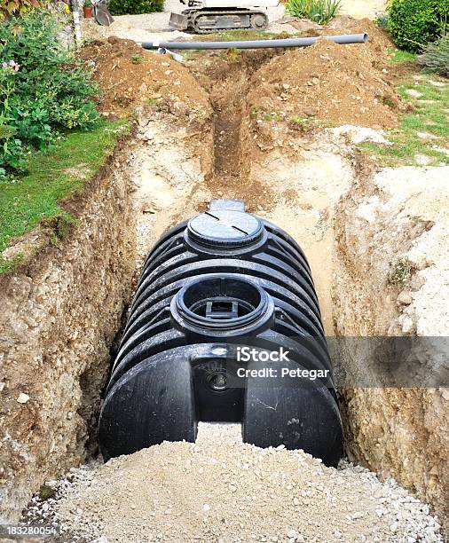 Instalação De Um Tanque Séptico - Fotografias de stock e mais imagens de Tanque séptico - Tanque séptico, Estação de Tratamento de Esgotos, Instalar