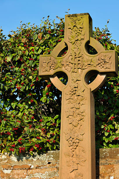 оформлением из резного камня кельтский крест в шотландский cemetry - celtic cross cross shape blue vertical стоковые фото и изображения