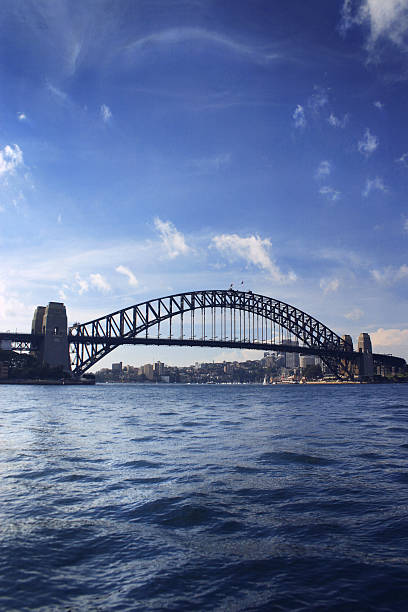 シドニーのハーバーブリッジ - sydney harbor bridge sydney opera house vertical australia ストックフォトと画像