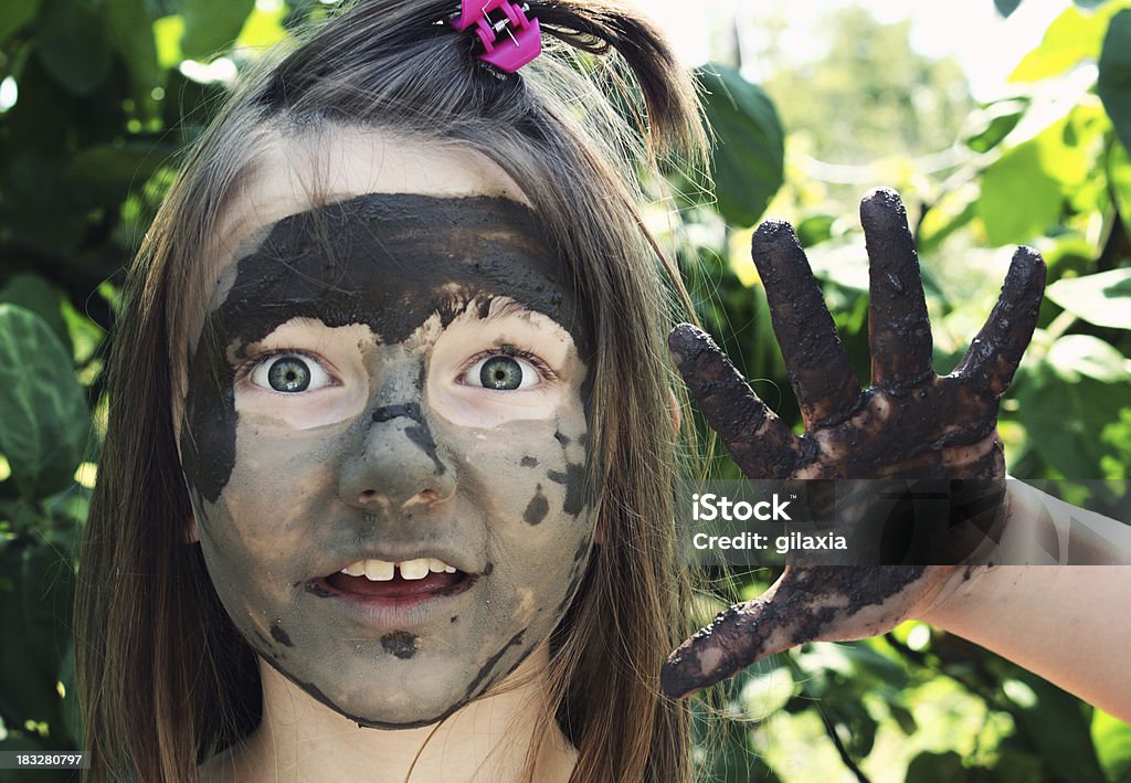 Menina brincando com lama do parque. - Foto de stock de Criança royalty-free