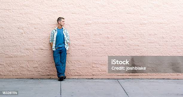 Foto de Contra A Parede e mais fotos de stock de 18-19 Anos - 18-19 Anos, 20-24 Anos, Adolescente