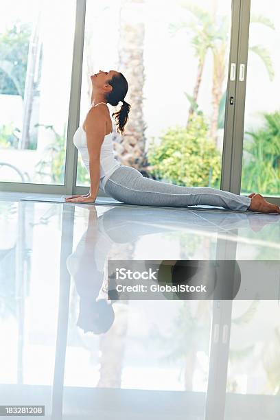 Photo libre de droit de Middle Vieille Femme Faisant Yoga Exercices Appelés Surya Namaskar banque d'images et plus d'images libres de droit de 20-24 ans