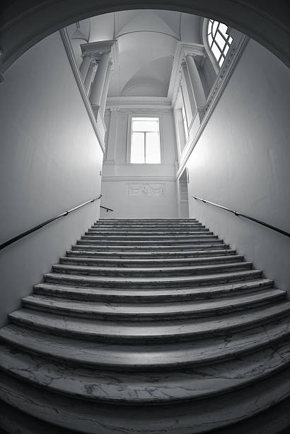 лестницы в светлый однотонный - directly below low angle view stone staircase стоковые фото и изображения