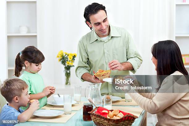 Szczęśliwa Rodzina Czterech Jeść Śniadanie - zdjęcia stockowe i więcej obrazów Biurko - Biurko, Brat, Butelka mleka