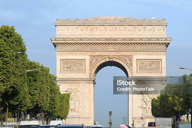 Arco Del Triunfo En París Franciaxl Foto de stock y más banco de imágenes de Avenida de los Campos Elíseos - Avenida de los Campos Elíseos, Árbol, Arco - Característica arquitectónica