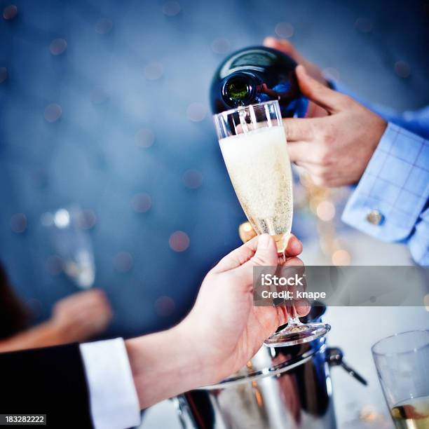 Photo libre de droit de Verser Du Champagne banque d'images et plus d'images libres de droit de Adulte - Adulte, Aliments et boissons, Amitié