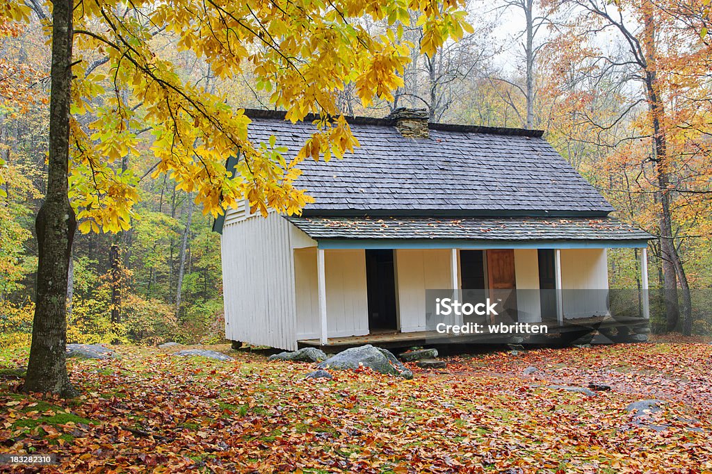 Smoky Mountain colonizadores cabine no outono - Foto de stock de Appalachia royalty-free