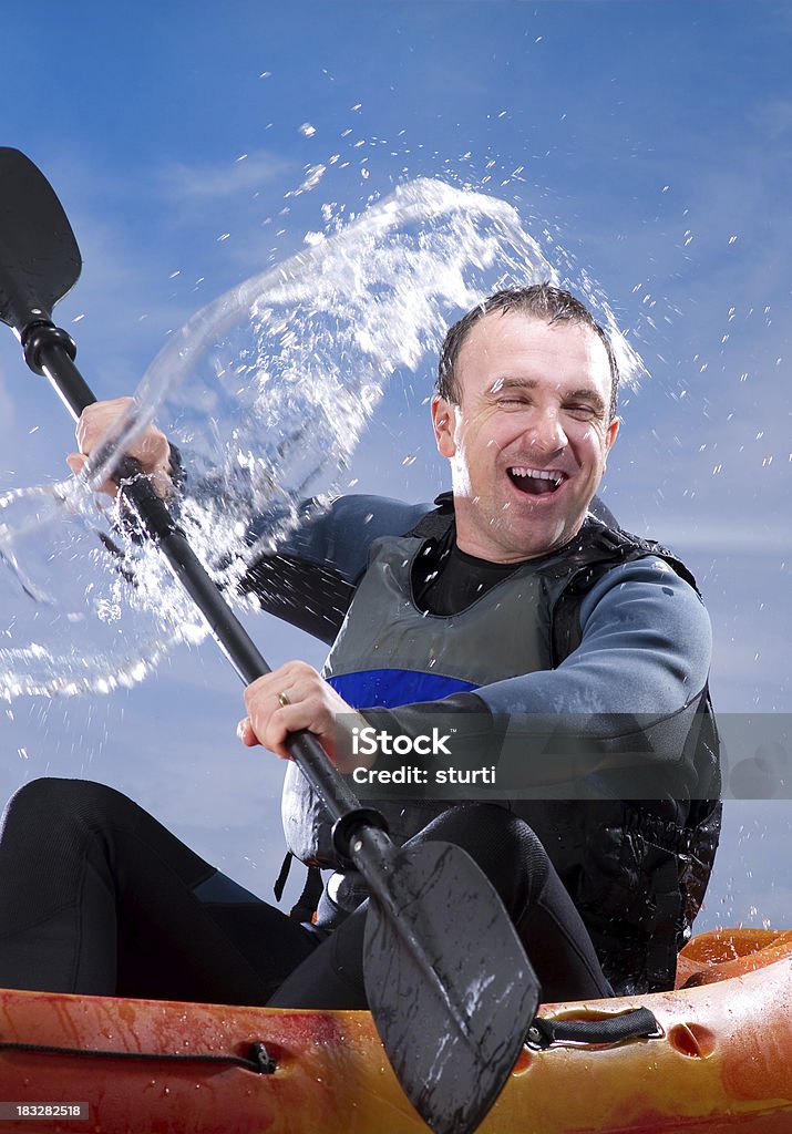 Hombre navegar en kayak en aguas áspera - Foto de stock de Kayak - Barco de remos libre de derechos