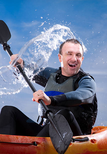 uomo kayak attraverso le acque di sgrossatura - rough waters foto e immagini stock