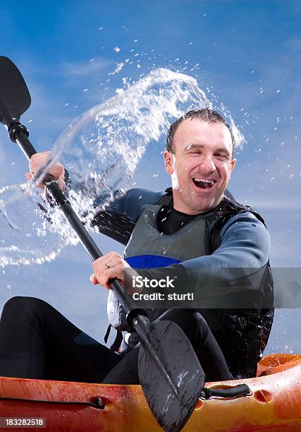 Uomo Kayak Attraverso Le Acque Di Sgrossatura - Fotografie stock e altre immagini di Kayak - Kayak, Muta da sub, Humour