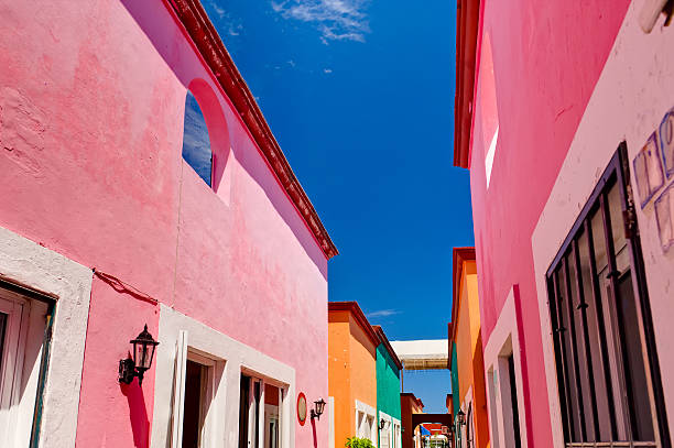 farbenfrohe gebäude in mexiko - pink buildings stock-fotos und bilder