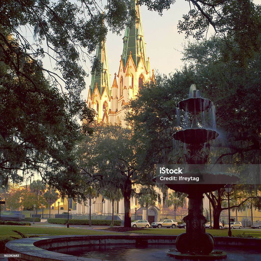 Fontana e cattedrale, Lafayette Square, Savannah - Foto stock royalty-free di Fontana - Struttura costruita dall'uomo