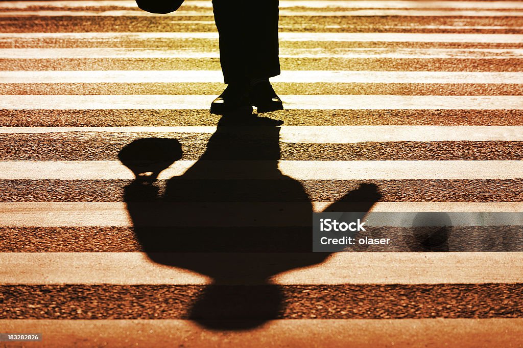 Peatones en el paso de cebra en silueta - Foto de stock de Abstracto libre de derechos