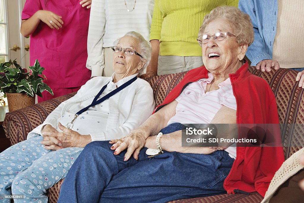 Felice donna Senior adulti guardando avanti - Foto stock royalty-free di 70-79 anni