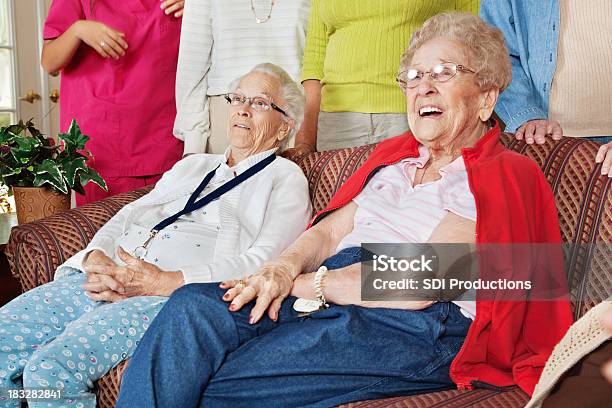 Счастливый Пожилой Возраст Женщин Глядя Вперед — стоковые фотографии и другие картинки 70-79 лет - 70-79 лет, Активный пенсионер, Бабушка