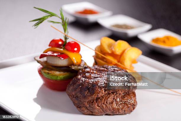 Photo libre de droit de Filet Mignon Grillé banque d'images et plus d'images libres de droit de Filet mignon - Filet mignon, Assiette, Aliment