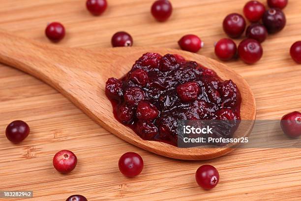 Salsa De Arándano En Una Cuchara De Madera Foto de stock y más banco de imágenes de Arándano rojo - Fruta baya - Arándano rojo - Fruta baya, Cuchara, Alimento