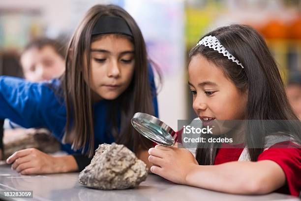어린이 강의실형 돋보기 아이에 대한 스톡 사진 및 기타 이미지 - 아이, 지질학, 바위