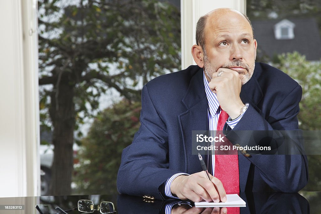 Geschäftsmann in seinem Büro Pondering - Lizenzfrei Anzug Stock-Foto