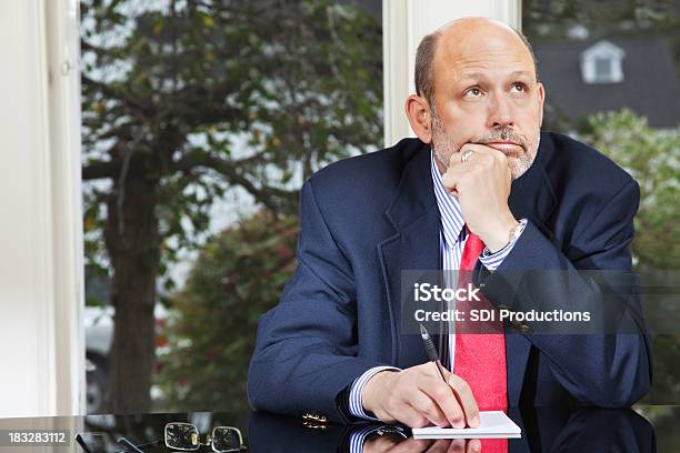 Empresario En Su Oficina De Estar Mareando Foto de stock y más banco de imágenes de Hombres - Hombres, Mano en la barbilla, Sentado