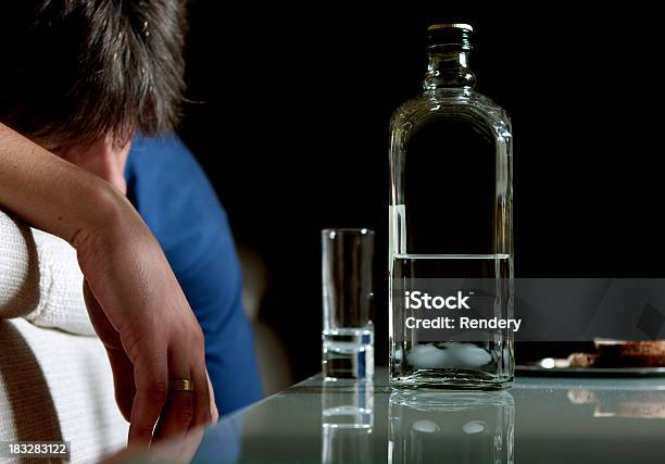 Vício - Fotografias de stock e mais imagens de Abuso de Álcool - Abuso de Álcool, Adulto, Beber