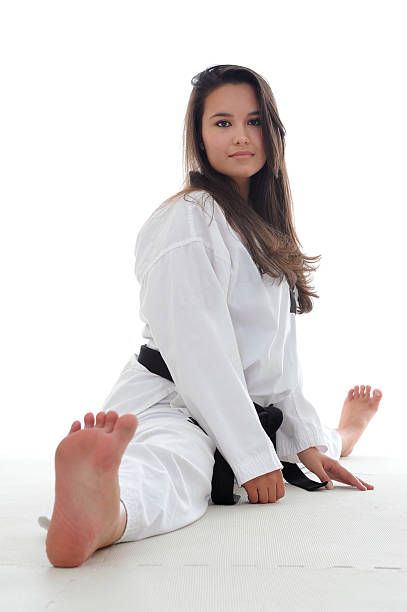 tae kwon делают эластичной - martial arts women tae kwon do black belt стоковые фото и изображения