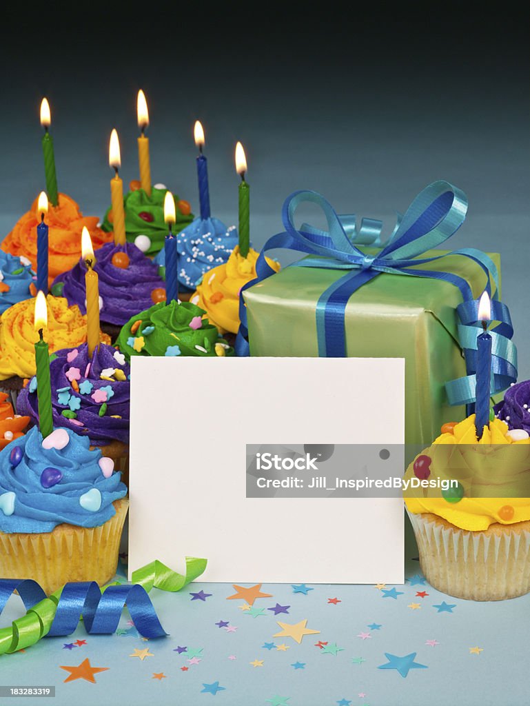 Celebration cupcakes mit leere Karte - Lizenzfrei Geburtstagskarte Stock-Foto