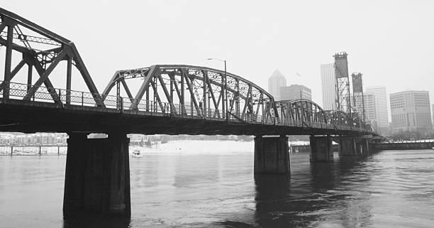 Old vista del puente. - foto de stock