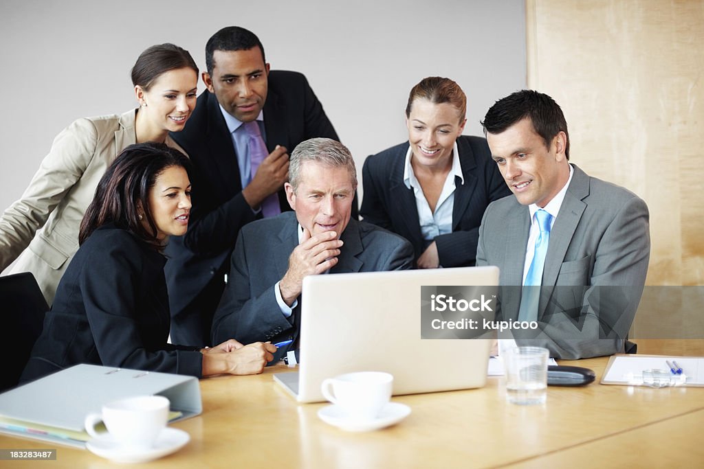 Geschäftsleute, die auf laptop in einem meeting - Lizenzfrei Afrikanischer Abstammung Stock-Foto