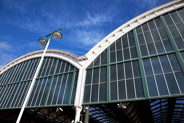 gare ferroviaire de canopy - kingston upon hull photos et images de collection