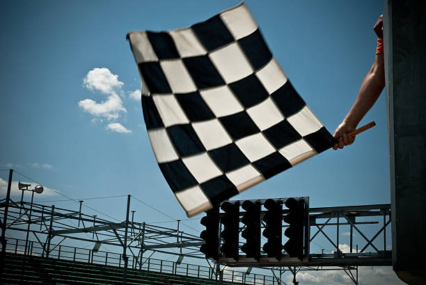 agitando bandera de cuadros - motociclismo fotografías e imágenes de stock