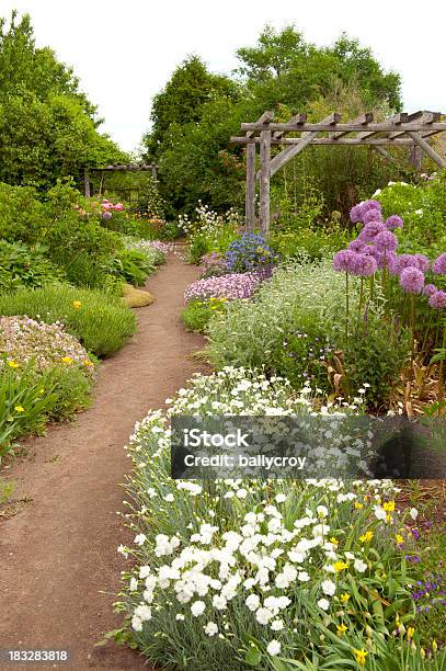정원 경로만 0명에 대한 스톡 사진 및 기타 이미지 - 0명, 고요한 장면, 꽃-식물